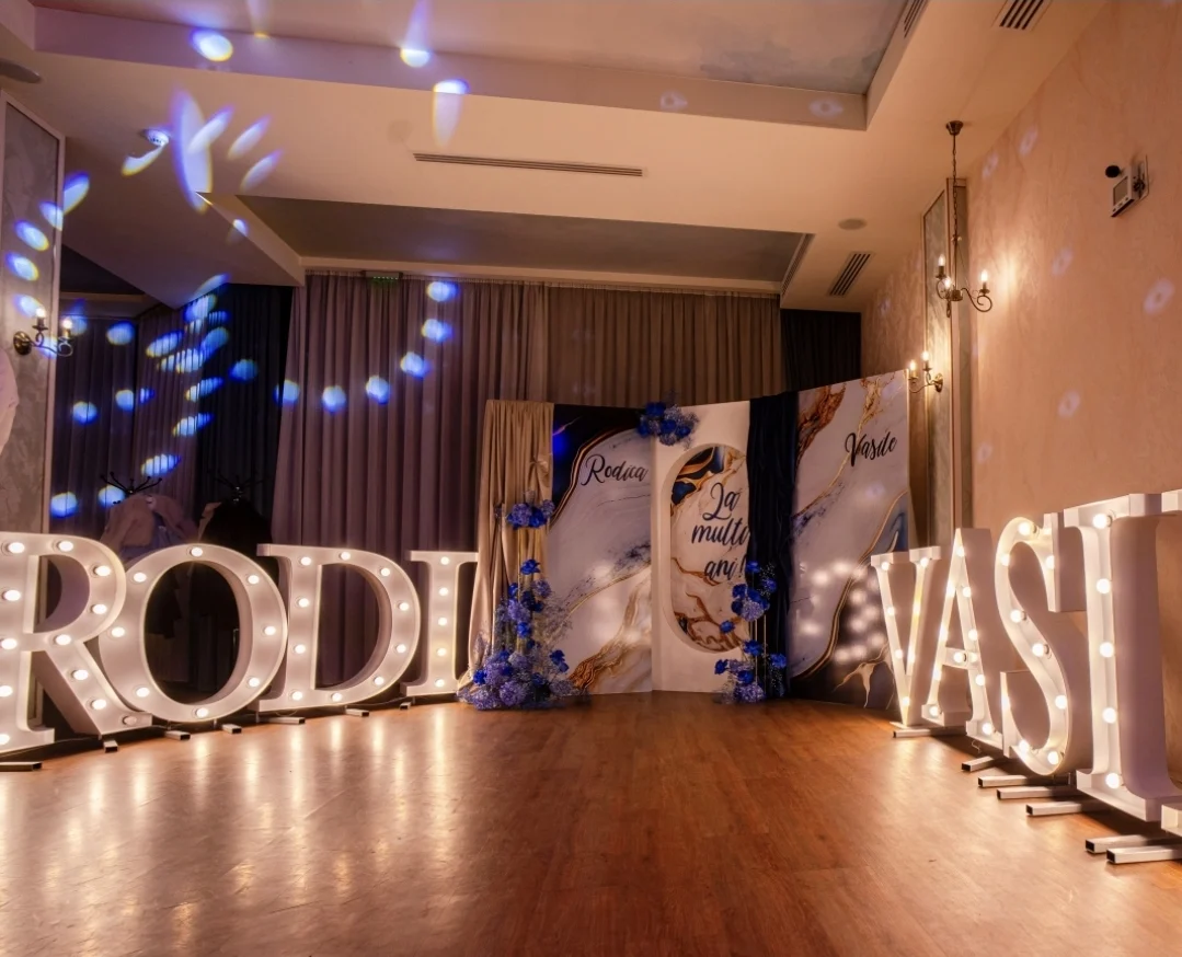 Nume luminoase într-un decor festiv realizat de Litere de Poveste